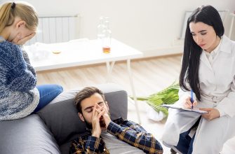 Осмотр врачом скорой медицинской