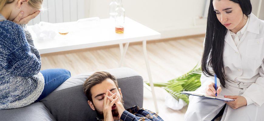 Осмотр врачом скорой медицинской